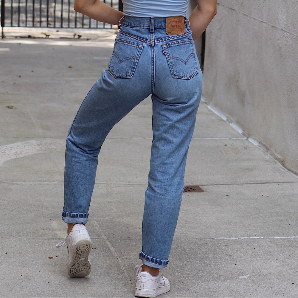 Vintage light/medium wash Levi mom jeans sz25